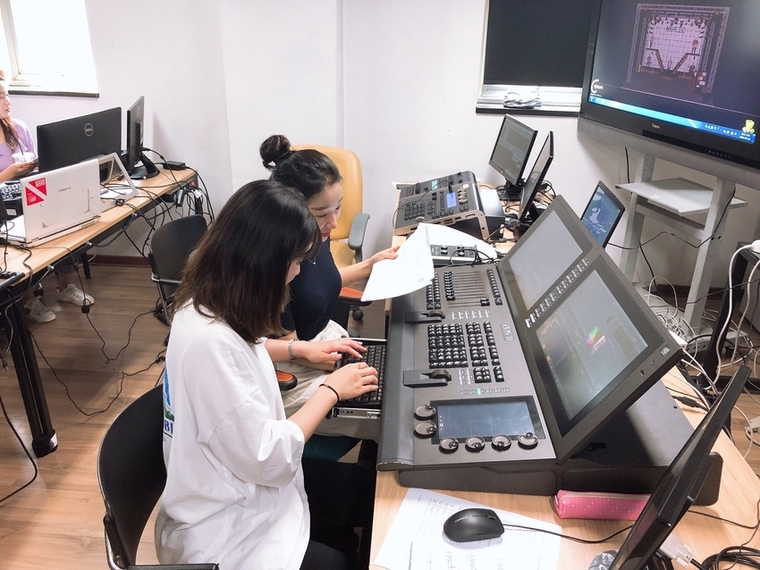 수원문화재단이 운영하는 ‘무대기술 아카데미 청소년을 위한 ON-STAGE 진로탐색’ 교육 관련, 조명교육을 하고 있는 모습. / 사진 제공 : 수원문화재단 