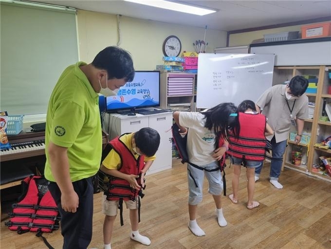 물놀이 안전교육 모습 <수원시청소년청년재단 청소년문화센터 제공>