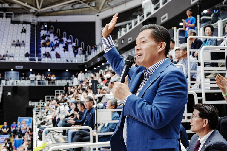 이재준 수원시장이 관객들에게 인사하고 있다 <수원특례시 제공>