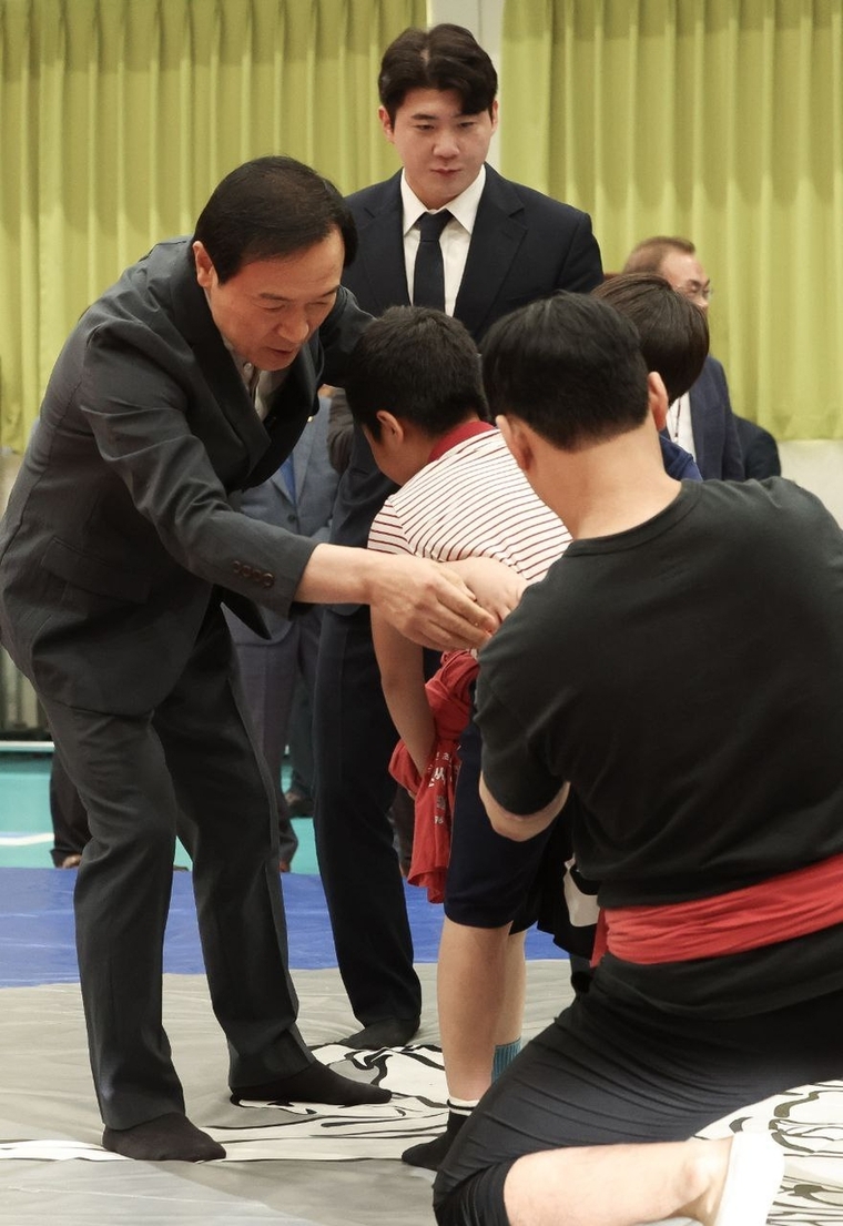 임 교육감은 협약식 이후 체육관에서 씨름스포츠전문가 협력 수업 현장을 둘러보고 학생들과 씨름 수업을 함께 했다. / 사진 제공 : 경기도교육청