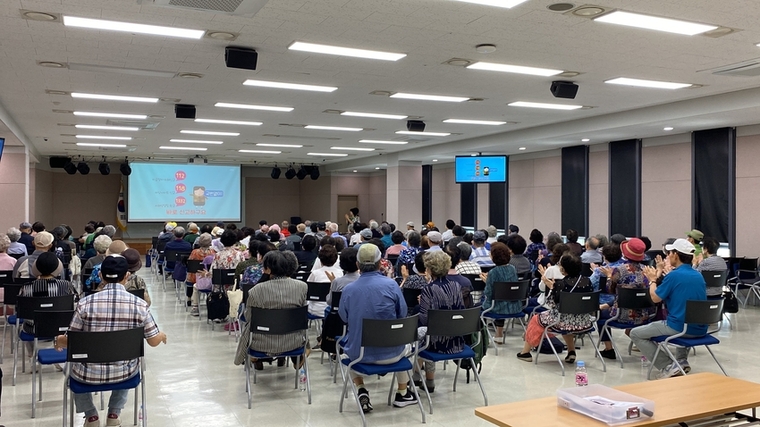 지난달 22일 수지구청에서 열린 대인노인회 수지구지회 노인대학 어르신들의 보이스피싱 예방 교육모습 <용인특례시 제공>