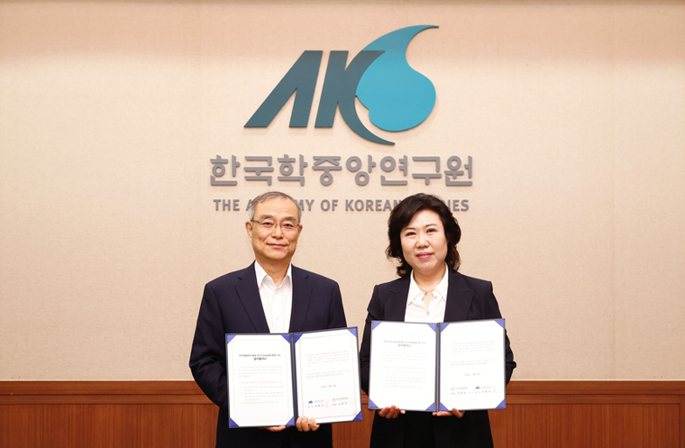안병우 한국학중앙연구원장(사진 왼쪽)과 오찬숙 경기도성남교육지원청 교육장이 성남 관내 학교의 기록문화유산 이해 및 인문사회 교육 발전의 협력을 모색하기 위한 MOU를 체결, 기념촬영을 하고 있는 모습. / 사진 제공 : 한국학중앙연구원 
