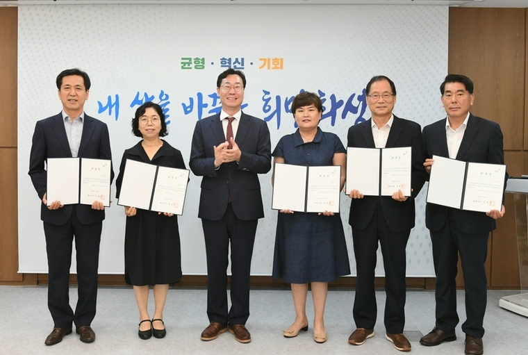 정명근 시장(왼쪽에서 3번째)이 위촉식후 이강석 옴부즈만(오른쪽에서 2번째)등 5명의 화성시 시민옴부즈만과 함께 하고 있는 모습 <화성시 제공> 