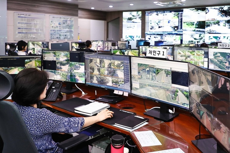 시 청사 10층에 위치한 방범 CCTV 관제센터 전경 <용인특례시 제공>