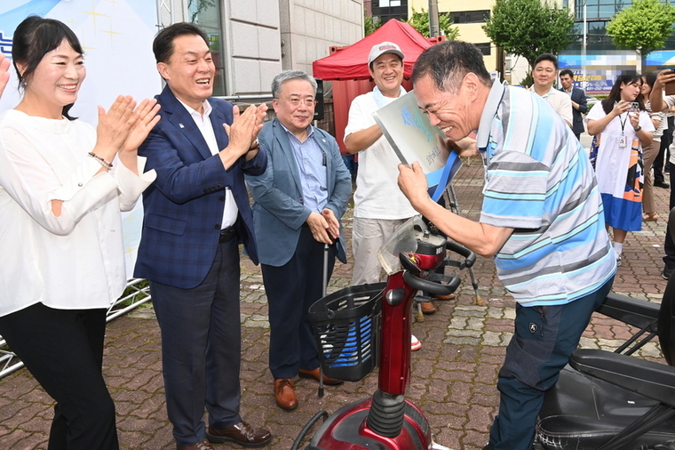 이재준 수원특례시장이 새빛희망 매표소 현판을 정학영씨에게 전달하는 모습 <수원시 제공><br>
