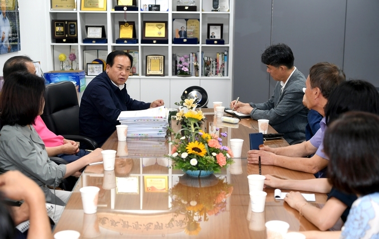 이권재 오산시장이 주민들을 만나 면담하고 있는 모습 <오산시 제공>