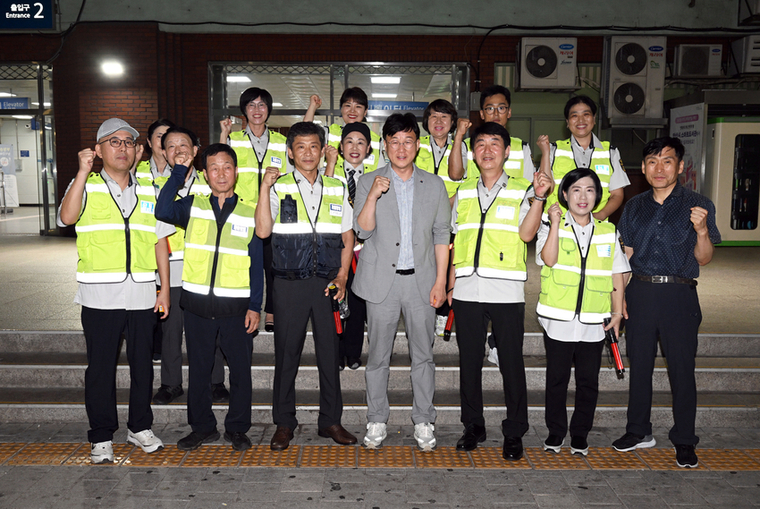 지난 6일 오후 이민근 안산시장이 4호선 중앙역에서 단원경찰서장 등 순찰 중인 경찰관과 함께 범죄예방 업무 협업 점검 활동을 벌였다. / 사진 제공 : 안산시청 