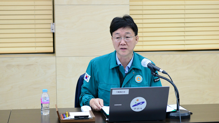 이민근 안산시장이 묻지마 범죄 대응 TF 운영사항을 보고 받고 있다. / 사진 제공 : 안산시청 
