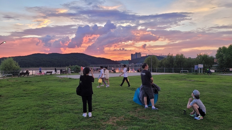 용인특례시 기흥구 기흥동 주민자치위원회가 마련한 제3회 ‘기흥동 스토리 사진콘테스트’에서 영예의 최우수상을 차지한 구인모 씨의 ‘오후 나들이’. / 사진 제공 : 용인특례시