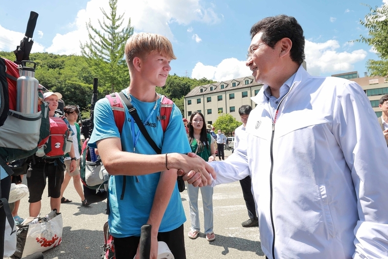 이상일 용인특례시장이 명지대 기숙사에 입소하는 잼버리 대원들을 맞이하고 있는 모습. / 사진 제공 : 용인특례시청 