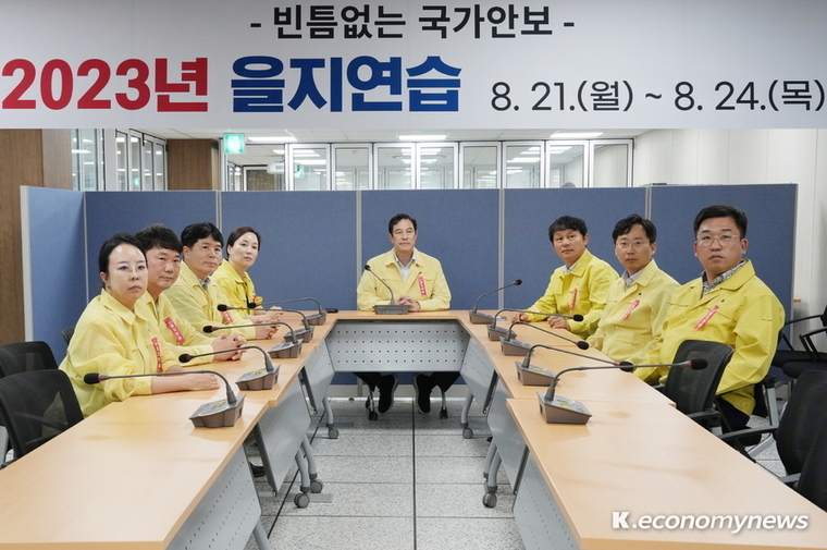  하남시의회 강성삼 의장, 박진희 부의장과 의원들이 ‘2023년 을지연습’ 훈련이 진행 중인 하남시통합방위지원본부를 방문해 훈련 상황을 보고 받고 있다. <사진 = 하남시의회 제공>
