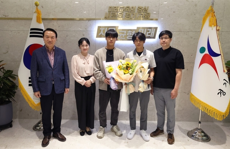임태희 경기도교육감(사진 맨 왼쪽)과 윤도일·음준 군이 표창장 수여 후 기념사진을 촬영하고 있다. <경기도교육청 제공>