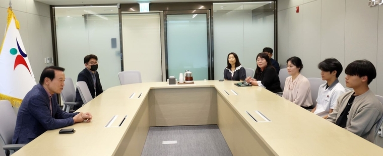임태희 경기도교육감이 성남시 서현역에서 발생한 흉기 난동 사건 당시 적극적으로 부상자 구호에 나선 청소년 2명에게 표창장을 수여했다. <경기도교육청 제공>