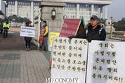 사법시험 존폐 여부 갈등 증폭, 국회앞 1인시위 이어져