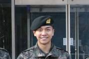 훈련소 사진속 이승기, 전투복 입고 환한 웃음