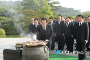 정세균 의장, 국립현충원 방문해 순국선열 참배