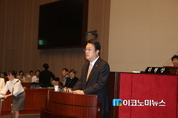 정진석, 정세균 의장에 “명백한 의회주의 파괴...의장석 비워달라” 사퇴 압박