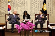 클라우스 슈밥 다보스포럼 회장, ‘4차산업혁명은 의회의 역할 매우 중요’