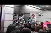[영상] 3차 촛불집회, 지하철 출구 막은 경찰 시민과 대치