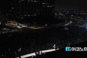 ‘어둠은 빛을 이길 수 없다’...광화문 광장 1분간 소등 퍼포먼스