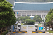 靑 “전술핵 재배치 검토조차 안 해...비핵화 원칙 변함없어”
