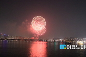 [M포토] 한강 위 밤하늘 수놓은 10만 불꽃 … 서울세계불꽃축제 2017