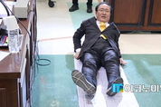 [M현장]박 전 대통령 인권침해 주장에 '국감장 바닥에 직접 드러 누운' 노회찬 의원