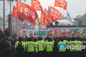 [M포토] 국회 앞, 트럼프 연설 앞두고 긴장감 팽팽...방한 찬반집회도
