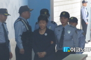 국정원 특활비 상납의혹 관련 민주당 “박 前 대통령이 직접 용처 밝혀야”