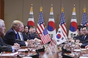 文대통령-트럼프, 밤에 국제전화 1시간...“압도적인 힘의 우위 보여줘야 북한 오판방지”