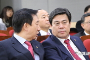 [M포토] ‘6·13지선, 잘되겠지?’...대화하는 김성태와 김선동