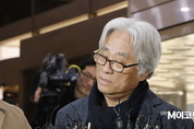 [M포토] 취재진 질문에 고개 갸우뚱 하는 이윤택