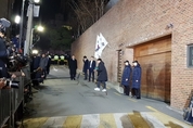 [M현장] 이명박 전 대통령 구속영장 발부, 논현동 자택 앞