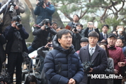檢, ‘불륜’ 아닌 ‘성폭행’ 입증 못했다...안희정 구속영장 또 기각