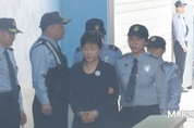 [속보] 박근혜 전 대통령, 징역 24년·벌금 180억원