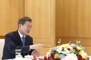 靑 “文‧洪, 허심탄회 대화나눠” 평가했지만...개헌‧김기식 등 평행선