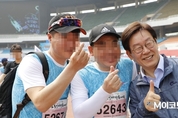 [M포토] 지지자들과 사진 찍는 이재명 경기도지사 후보