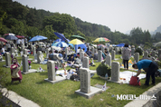 [M포토] 서울현충원, 추모객들 발길 이어져...