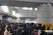 [속보] 지하철 2호선 합정역 연기...출근길 지연