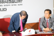 [속보] 홍준표, 지방선거 참패에 자유한국당 대표직 사퇴