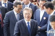 문 대통령 “선거결과, 자만·안일해지지 않겠다…국민만 보고 나갈 것”