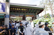 [M포토] 교권수호대회‧전국승려대회 ‘맞불’ 집회에 전운 감도는 조계사