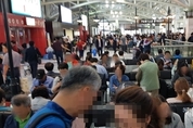[M포토] 추석 전날 일요일, 막바지 귀성객 몰린 고속버스터미널