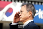 [한국갤럽] 문 대통령 국정지지율 64…남북 평화 분위기 지속 영향