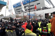 구 노량진수산시장 4차 강제집행 시도, 막아서는 상인들과 ‘대치’