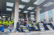 [M현장, 영상] “장애등급제 폐지를”...사다리‧쇠사슬 목에 걸고 국회 기습농성
