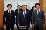 [리얼미터] 문 대통령 국정 지지율 보합세…55.4