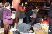 [M포토] 수능 보는 자녀 위해…'간절한 기도'