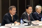 문 대통령 "외교부 김은영 국장 긴급상황 넘겼다…무사귀환 바라"