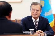 [리얼미터] 문 대통령 국정 지지율 53.7…7주 연속 하락세